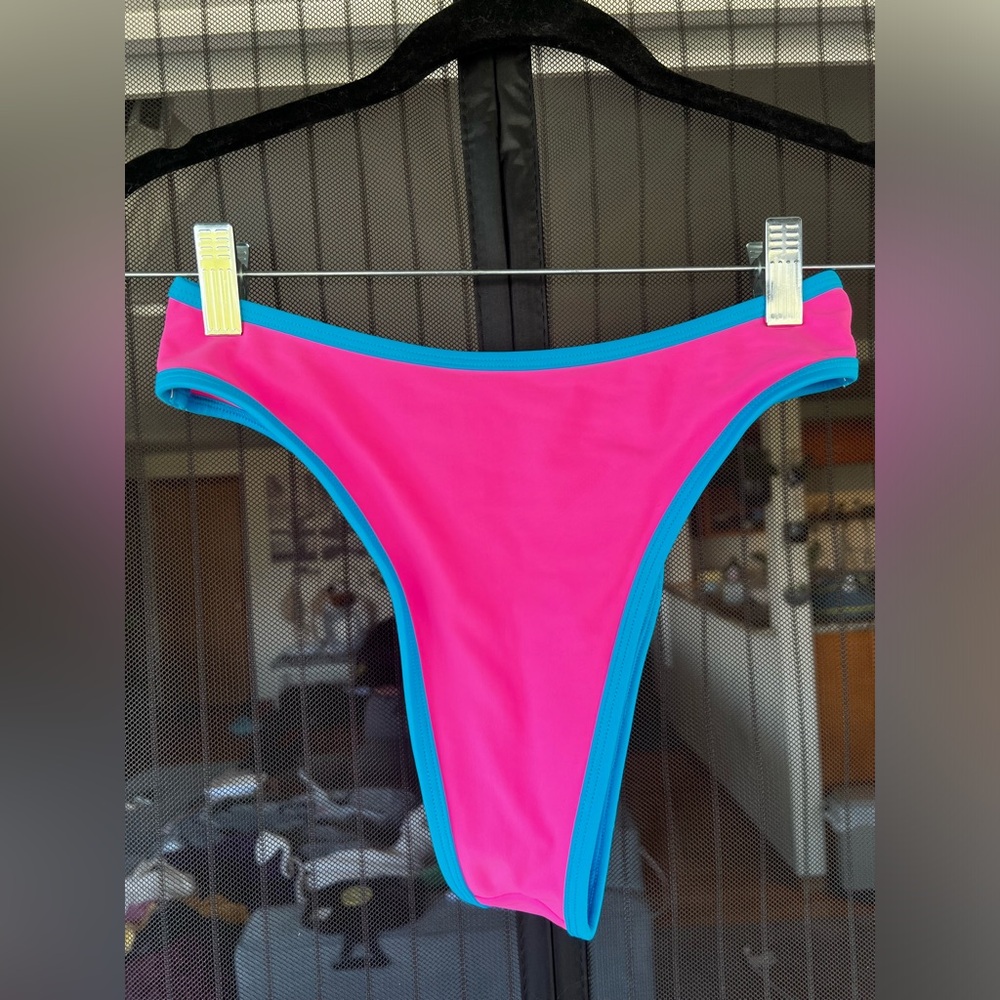 93 PLAYSTREET. Size M pink Carson bikini bottoms